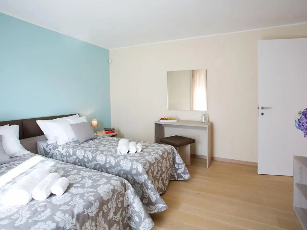 Sala Comacina Apartment No 1-Sleeps 10 By Italian Apartments